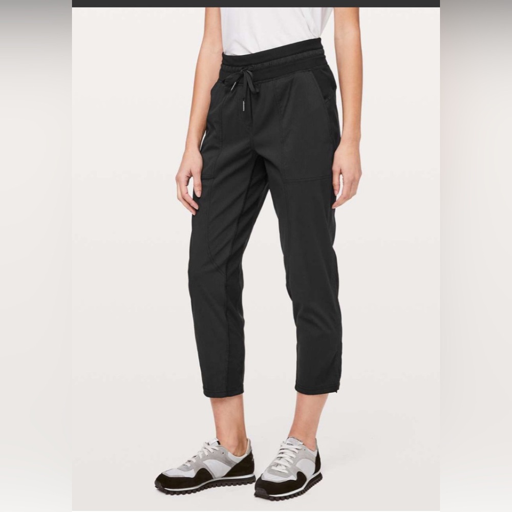Lululemon Dance Studio Crop *25, Size 6